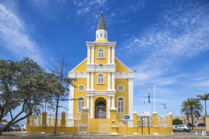 Framed Print : Curacao, Willemstad, Punda, Wilhelminaplein, De Temple - The Temple Emanuel - Former