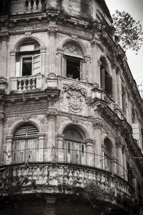 Framed Print : Decaying building in Habana Vieja, Havana, Cuba Framed Print : Decaying building in Habana Vieja, Havana, Cuba