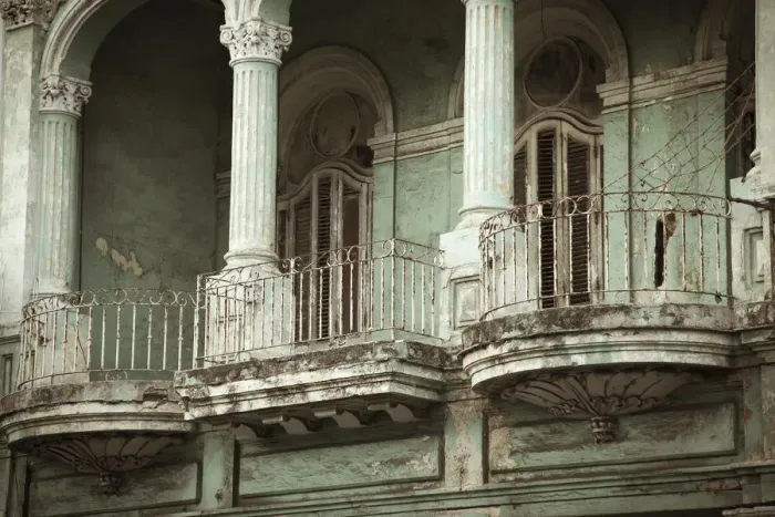 Framed Print : Decaying building on the Paseo del Prado, Havana, Cuba