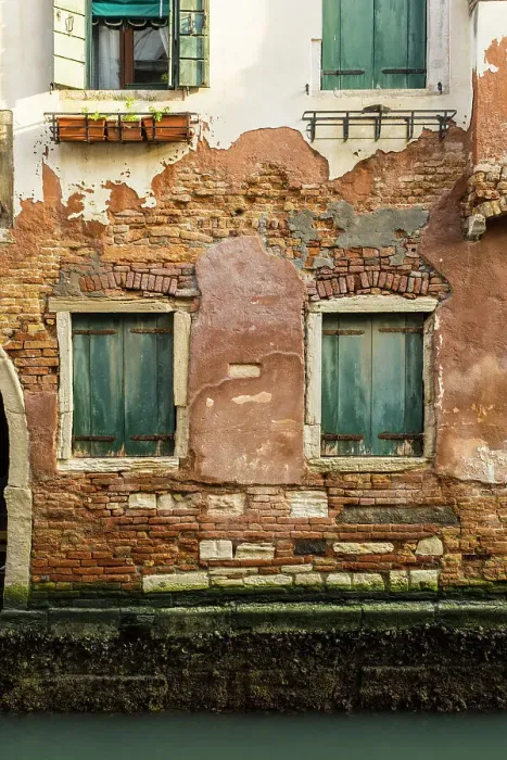 Framed Print : Decaying building in Venice, Veneto, Italy Framed Print : Decaying building in Venice, Veneto, Italy