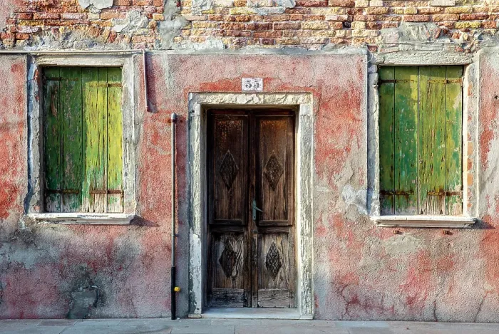 Framed Print : Decaying wall of an old house on the island of Burano, Venice, Italy Framed Print : Decaying wall of an old house on the island of Burano, Venice, Italy