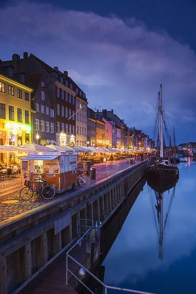Denmark, Zealand, Copenhagen, Nyhavn harbor, evening