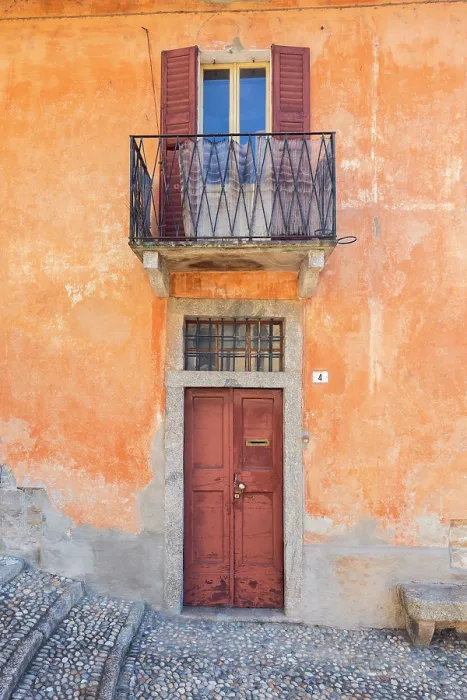 Framed Print : Details of a colorful house along the Greenway del Lago di Como path, Ossuccio, lake Como, Como province, Lombardy, Italy Framed Print : Details of a colorful house along the Greenway del Lago di Como path, Ossuccio, lake Como, Como province, Lombardy, Italy