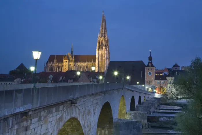 Framed Print : Dom, St. Peter cathedral & Medievil Stone Bridge, Regensburg, Bayaern  /  Bavaria, Germany