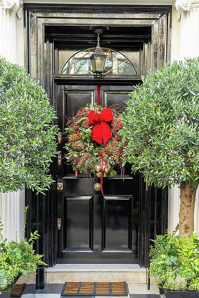 Door with Christmas decorations, Mayfair, London, England, Uk