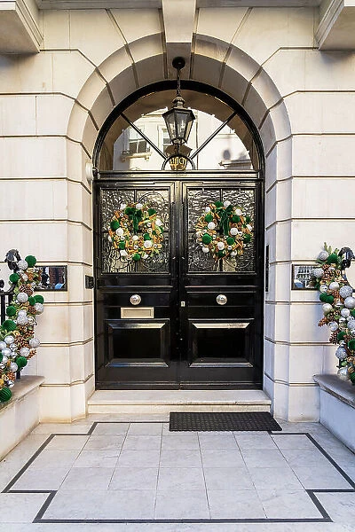 Door with Christmas decorations, Mayfair, London, England, Uk