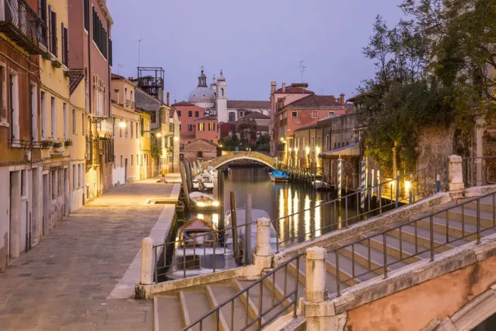 Framed Print : Dorsoduro, Venice, Veneto, Italy Framed Print : Dorsoduro, Venice, Veneto, Italy