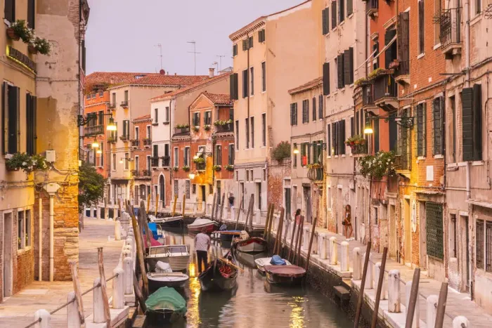 Framed Print : Dorsoduro, Venice, Veneto, Italy Framed Print : Dorsoduro, Venice, Veneto, Italy