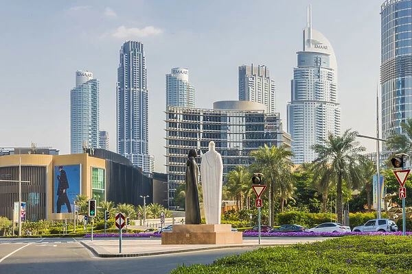 Downtown Dubai and the Arabic Couple Statue (Together by Lufti Romein), Dubai