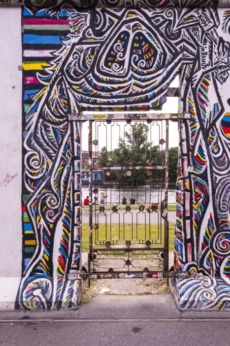 Framed Print : East Side gallery (on a section of the Berlin Wall), Berlin, Germany Framed Print : East Side gallery (on a section of the Berlin Wall), Berlin, Germany