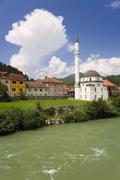 Eastern Europe, Balkans, Bosnia and Herzegovina, Mosque and Neretva river in the town