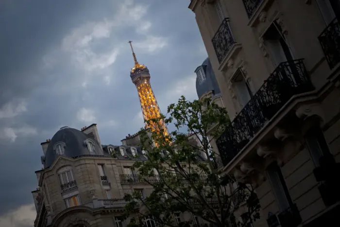 Framed Print : The Eiffel Tower in Paris at night Framed Print : The Eiffel Tower in Paris at night