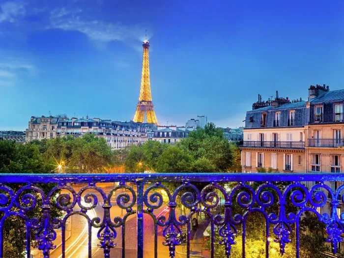Framed Print : Eiffel Tower View, Champ de Mars, Paris, Ile de France, France Framed Print : Eiffel Tower View, Champ de Mars, Paris, Ile de France, France
