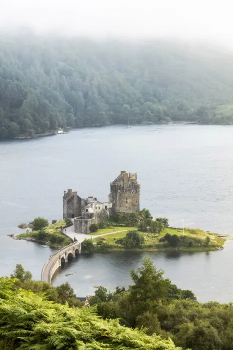 Framed Print : Eilean Donan Castle and Loch Duich, Highland Region, Scotland Framed Print : Eilean Donan Castle and Loch Duich, Highland Region, Scotland