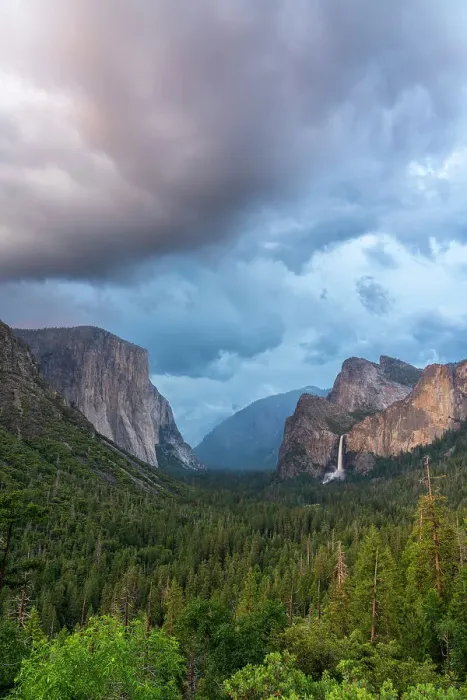 Framed Print : El Capitan and Bridalveil Fall as seen from Tunnel view viewpoint at sunset, Yosemite National Park, UNESCO, Sierra Nevada, California, USA