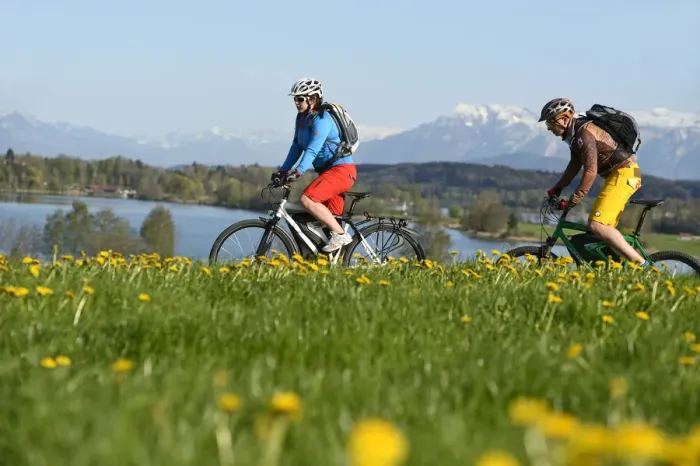 Framed Print : Electric cyclists Tachinger lake, Chiemgau, Upper Bavaria, Bavaria, Germany, Europe