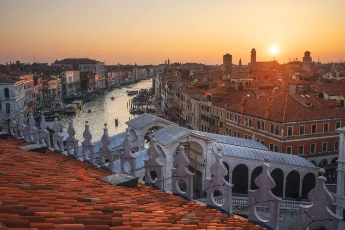 Framed Print : Elevated view of Ponte di Rialto from the Fondaco dei Tedeschi at sunset. Venice, Italy Framed Print : Elevated view of Ponte di Rialto from the Fondaco dei Tedeschi at sunset. Venice, Italy