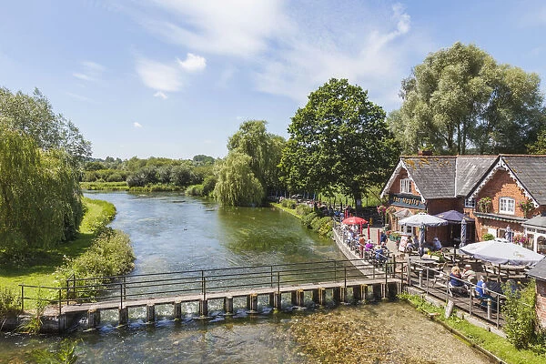 England, Hampshire, Stockbridge, The Mayfly Riverside Pub and River Test
