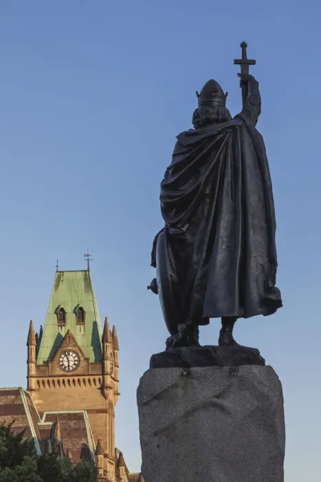 Framed Print : England, Hampshire, Winchester, King Alfred The Great Statue and The Guildhall Framed Print : England, Hampshire, Winchester, King Alfred The Great Statue and The Guildhall