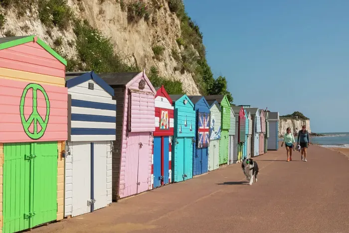 Framed Print : England, Kent, Broadstairs, Stone Bay, Row of Colourful Beach Huts Framed Print : England, Kent, Broadstairs, Stone Bay, Row of Colourful Beach Huts