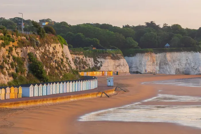 Framed Print : England, Kent, Broadstairs, Stone Bay, Beach Shoreline and Long Row of Colourful Beach Huts
