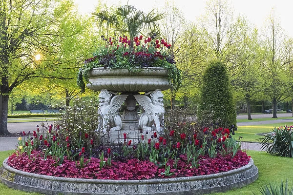 England, London, Regents Park, Avenue Gardens, The Griffin Tazza (Lion Vase