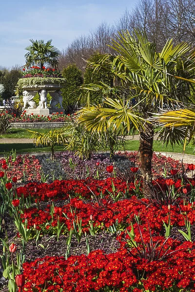 England, London, Regents Park, Avenue Gardens, The Griffin Tazza (Lion Vase)