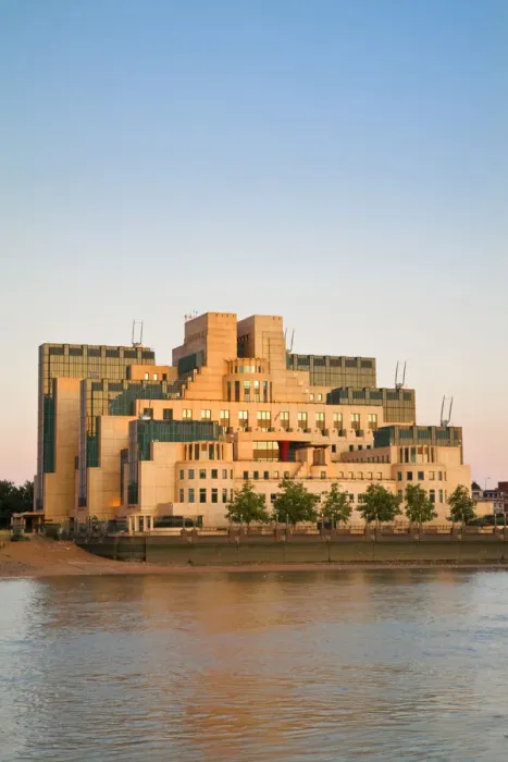 Framed Print : England, London, Vauxhall, MI6 (Secret Intelligence Service) Building on the banks Framed Print : England, London, Vauxhall, MI6 (Secret Intelligence Service) Building on the banks