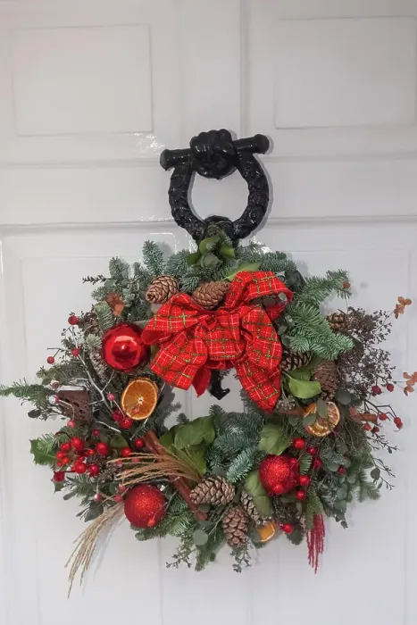 Framed Print : England, Sussex, West Sussex, Arundel, Christmas Wreath Hanging on Front Door Framed Print : England, Sussex, West Sussex, Arundel, Christmas Wreath Hanging on Front Door