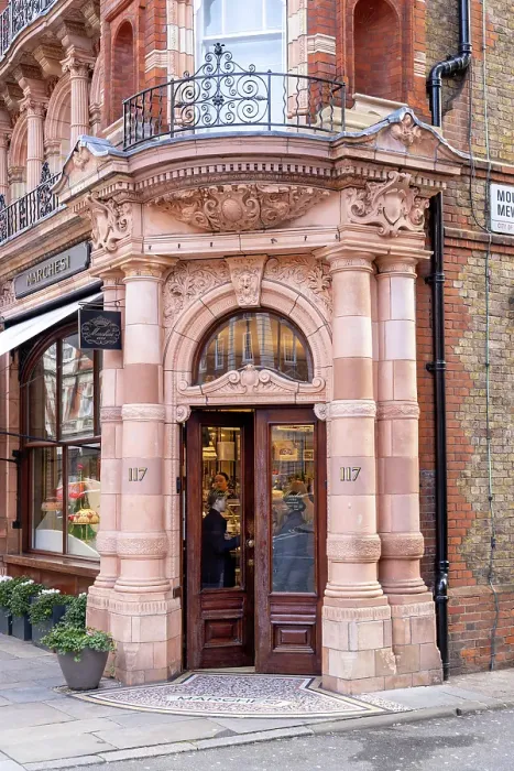 Framed Print : The entrance to a shop in Carlos Place, Mayfair, London, England, UK Framed Print : The entrance to a shop in Carlos Place, Mayfair, London, England, UK