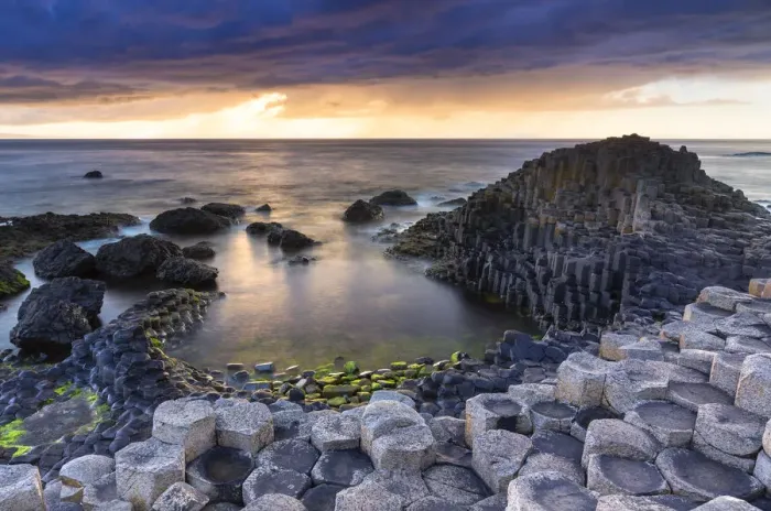 Framed Print : An epic sunset at the Giants Causeway with its iconic basalt columns