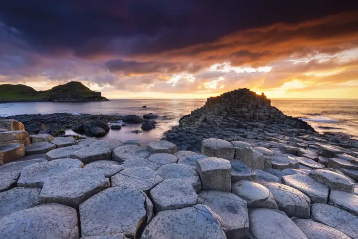 Framed Print : An epic sunset at the Giants Causeway with its iconic basalt columns