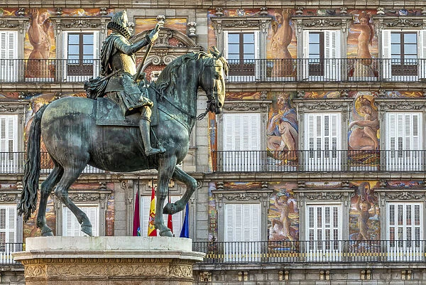 Equestrian statue of Philip III King of Spain with Casa de la Panaderia building behind