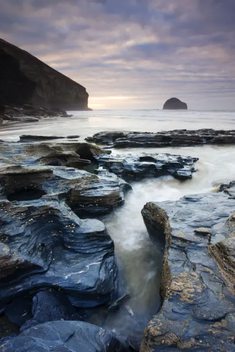 Framed Print : Eroded slate rocks on the beach at Trebarwith Strand, looking towards Gull Rock Framed Print : Eroded slate rocks on the beach at Trebarwith Strand, looking towards Gull Rock