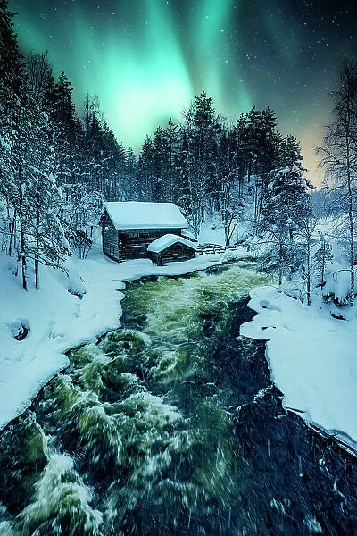 Europe, Finland, northern lights over Myllykoski Mill and Myllytupa gorge at Oulanka National Park in winter, Oulu