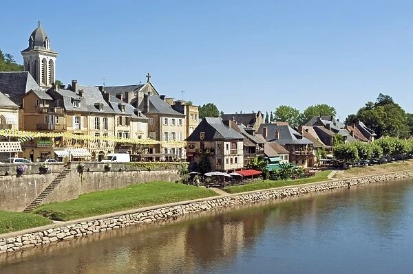 Europe, France, Dordogne, Montignac. The market town of Montignac on the V zre