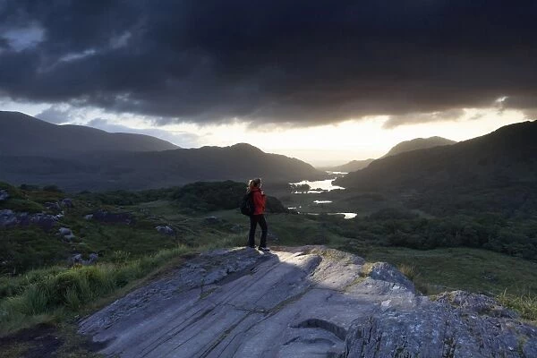 Europe, Ireland, ring of Kerry, Kerry county, woman alone at Ladys view viewpoint before sunrise