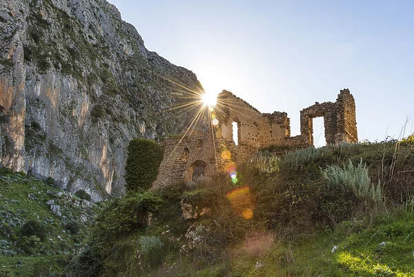 europe, Italy, Sicily. The landscape in the surroundings of Monte Jato with the ruins of Masseria Procura at sunrise