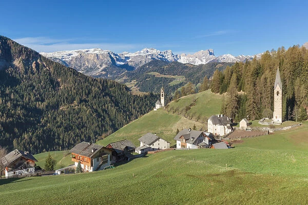 Europe, Italy, South Tyrol, St. Barbara chapel and St. Jenesius bell tower, Tolpei