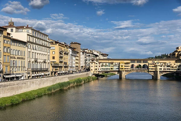 Europe, Italy, Tuscany, Florence, River Arno and Ponte Vecchio