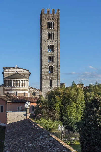 Europe, Italy, Tuscany. Lucca, view towards the cathedral