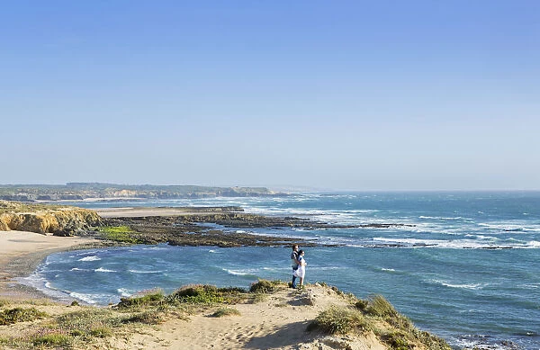 Europe, Portugal, Alentejo, Vila Nova de Milfontes, a young couple on praia carreiro
