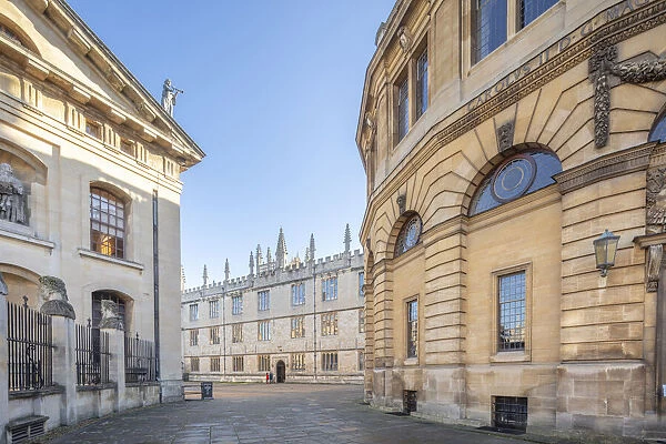 Europe, UK, England, Oxford, Oxford University, foreground right: the Sheldonian Theatre (architect: Sir Christopher Wren, 1664-1669); foreground left: Clarendon Building (architect: Nicholas Hawksmoor 1711-1715), rear of shot: Bodleian Library