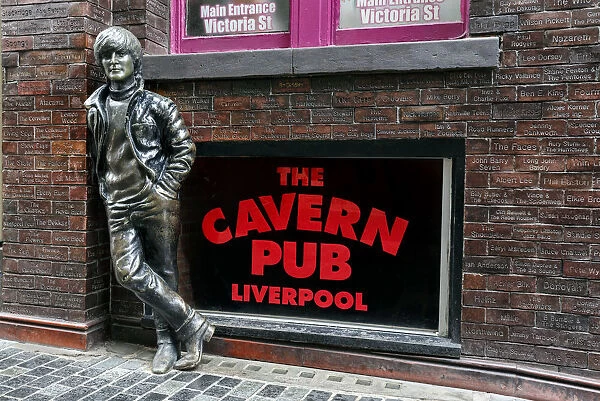 Europe, United Kingom, England, Lancashire, Liverpool, John Lennon Statue