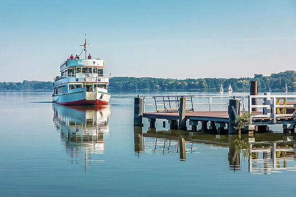Excursion boat on Lake Zwischenahner Meer, Bad Zwischenahn, Oldenburger Land, Lower Saxony, Germany