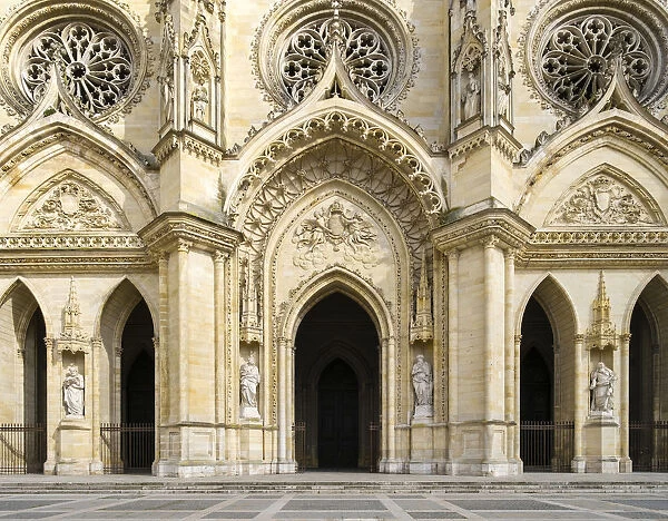 Exterior faazade of Orla ans Cathedral (Basilique Catha drale Sainte-Croix), Orla ans