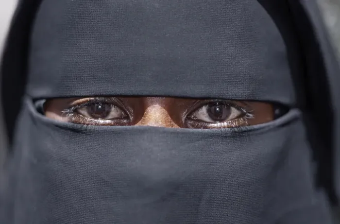 Framed Print : The eyes of a Lamu woman wearing a traditional black Framed Print : The eyes of a Lamu woman wearing a traditional black