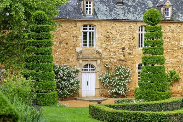 Framed Print : Eyrignac manor house facade & gardens, Dordogne, Nouvelle Aquitaine, France Framed Print : Eyrignac manor house facade & gardens, Dordogne, Nouvelle Aquitaine, France