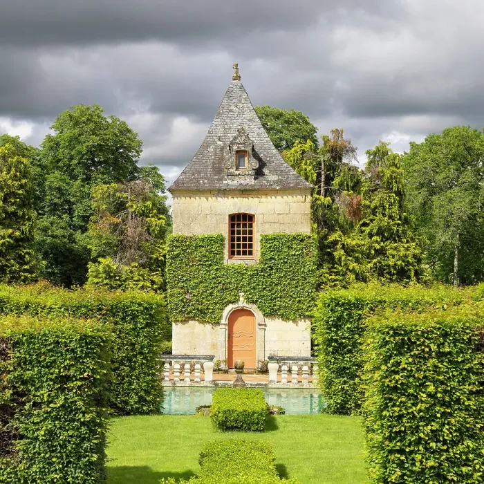 Framed Print : Eyrignac pigeon tower & gardens, Dordogne, Nouvelle Aquitaine, France Framed Print : Eyrignac pigeon tower & gardens, Dordogne, Nouvelle Aquitaine, France