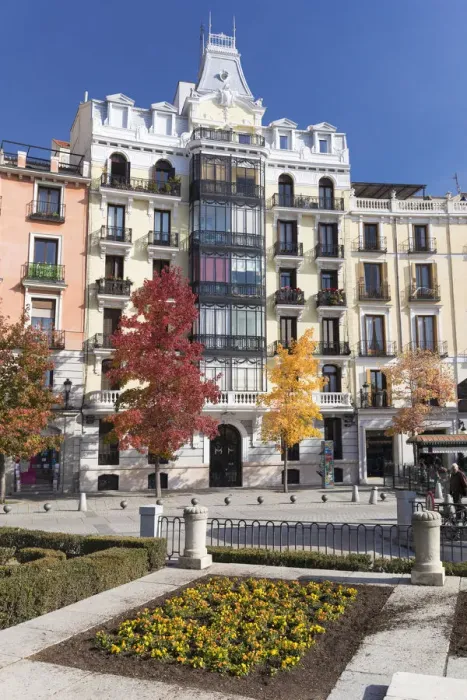 Framed Print : The facade of a typical apartment block in the autumn, Madrid, Comunidad de Madrid, Spain Framed Print : The facade of a typical apartment block in the autumn, Madrid, Comunidad de Madrid, Spain
